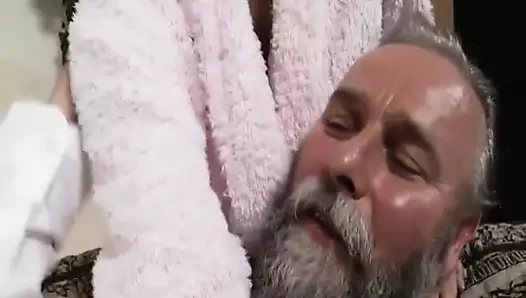 Busty bebek sikikleri bir eski adam