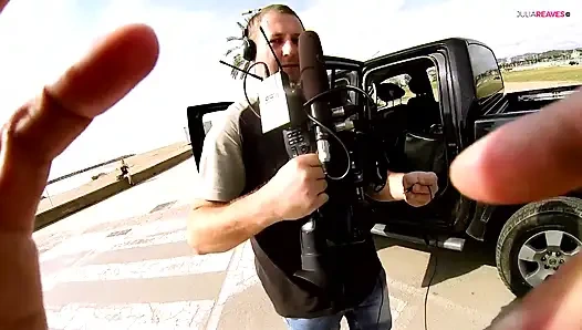 Sarışın hatun kamyonun arkasında sikişiyorken zevkle inliyor