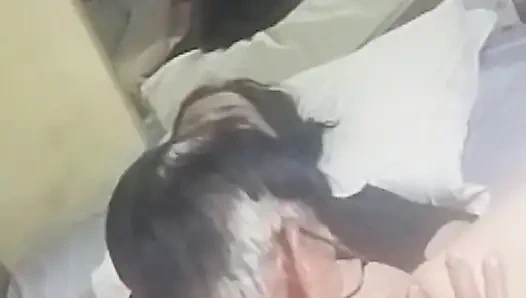 En azgın evli kadın ve kocası.harika sikiş