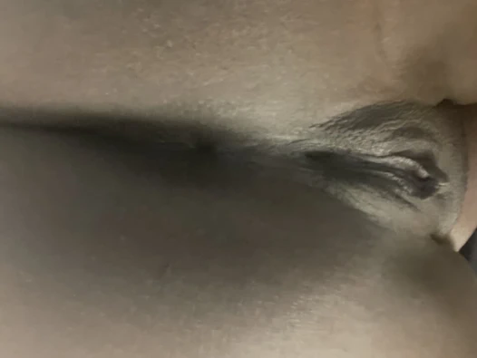 Büyük çikolatalı amcık biraz yarağa ihtiyaç duyuyor