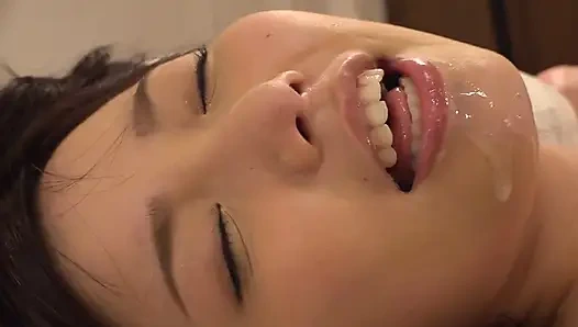 Öpüşmek için oyuncu isteği 24 saatlik ıslak tutkuya dönüşüyor