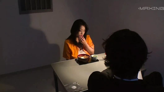 Büyük Göğüslü Milf Üçlü Oyundan Keyif Alıyor