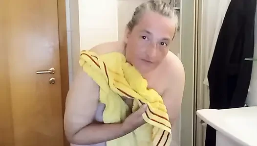 Aynanın önünde çıplak kurutuyor ve eğiliyor - bakış açısı tarzı