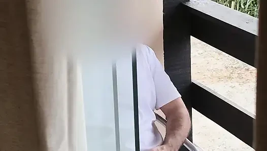 Şok olan üvey anne üvey oğlunu balkonda mastürbasyon yaparken yakalıyor ama bitirmesini sağlıyor