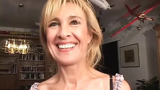 Azgın orta yaşlı seksi sürtük evde yüzüne boşalmak için sikiliyor