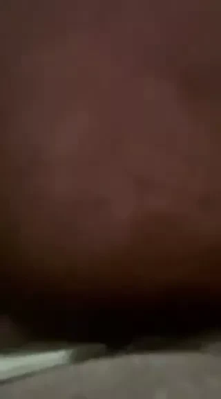 gf için dildo oturan Yunan adam