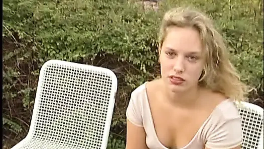 Sevimli sarışın piliç açık havada sert yarak emiyor