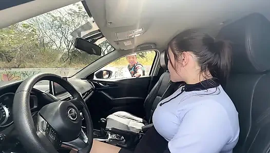 Küçük bir cüceyi ıssız bir yerin ortasında tek başına yürüyor buluyorum ve onu büyük götümü sikebilmesi için daireme davet ediyorum