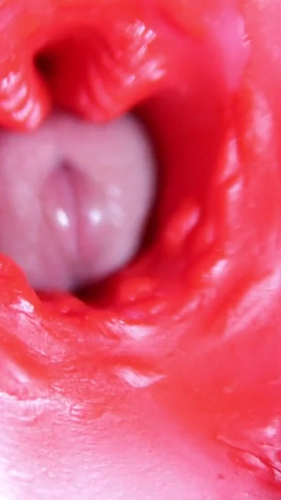 Sulu bir deliğin içindeki büyük kırmızı bir yarak her an sperm verebilir! | Klip 2