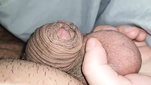 Üvey anne uyanmak için üvey oğlunun taşaklarına sertçe çekiyor