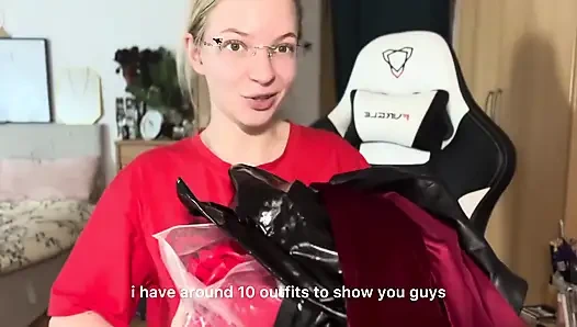 Dominatrix kıyafetleri açıkta deniyor