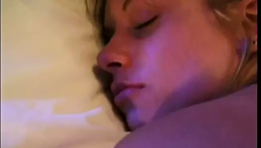 Genç sarışın kız yatakta domalarak sikilirken gülümsüyor