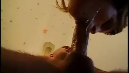 Seksi minyon kız büyük yarak emiyor