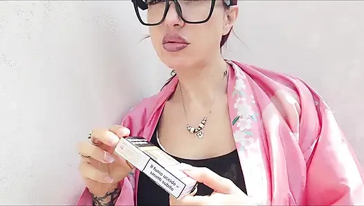 Ben şehvetli bir şekilde sigara içerken benimle mola ver