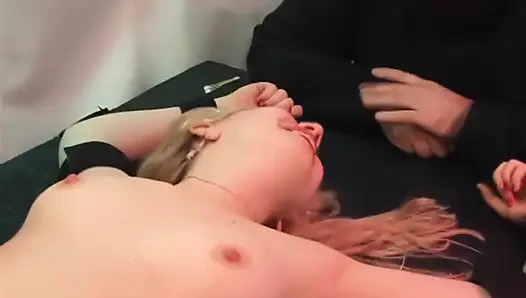 Küçük Fransız kız gıdıklıyor! Eloine ve sahibe Chloe ile! Par 2 / 2