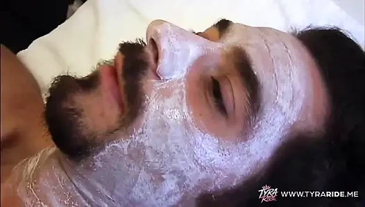 Tutkulu yatak odasında olgun sarışın orta yaşlı seksi kadın