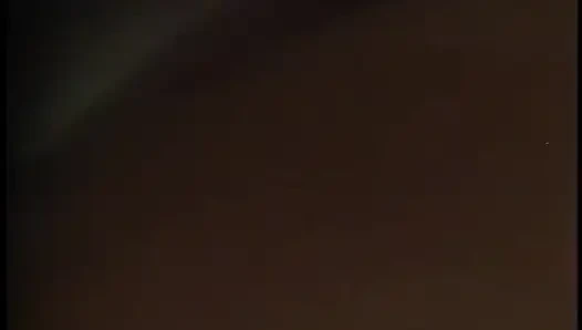 Seksi iç çamaşırlı azgın kadın ebeveyn yatak odasında ateşli bir sekscapadesinde sert yarağa biniyor