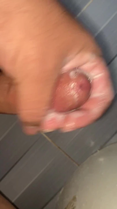 Bu bir, bu satranç parçası tarafından derinden delinmek isteyen, banyo sabunu olan küçük bir pazar merhemiyle mastürbasyon yapmak için toletine gittim | Klip 1