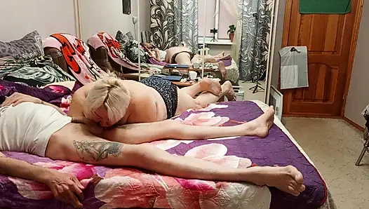 Üvey annenin ağzı tüm dölleri alıyor ve yutuyor