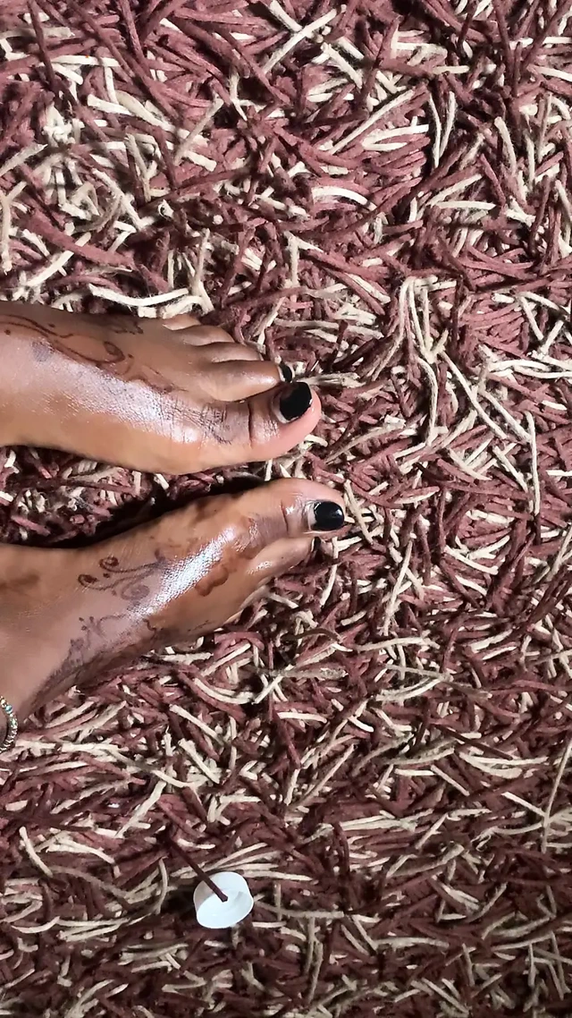 Ateşli zenci bebek ayak masajı bölümü