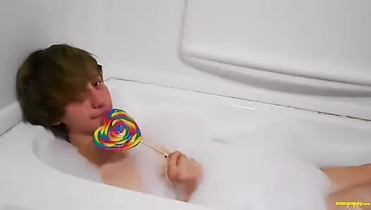 Küvette yaş oyun mastürbasyonu