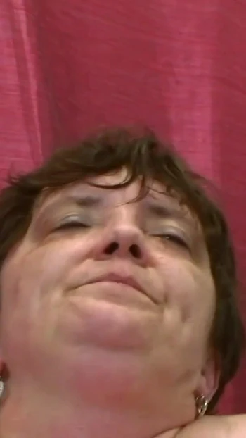 Эпический момент из "Дикке Оми в Struempfen Bezahlt den Hausmeister fuer Kurzen Harten Fick"