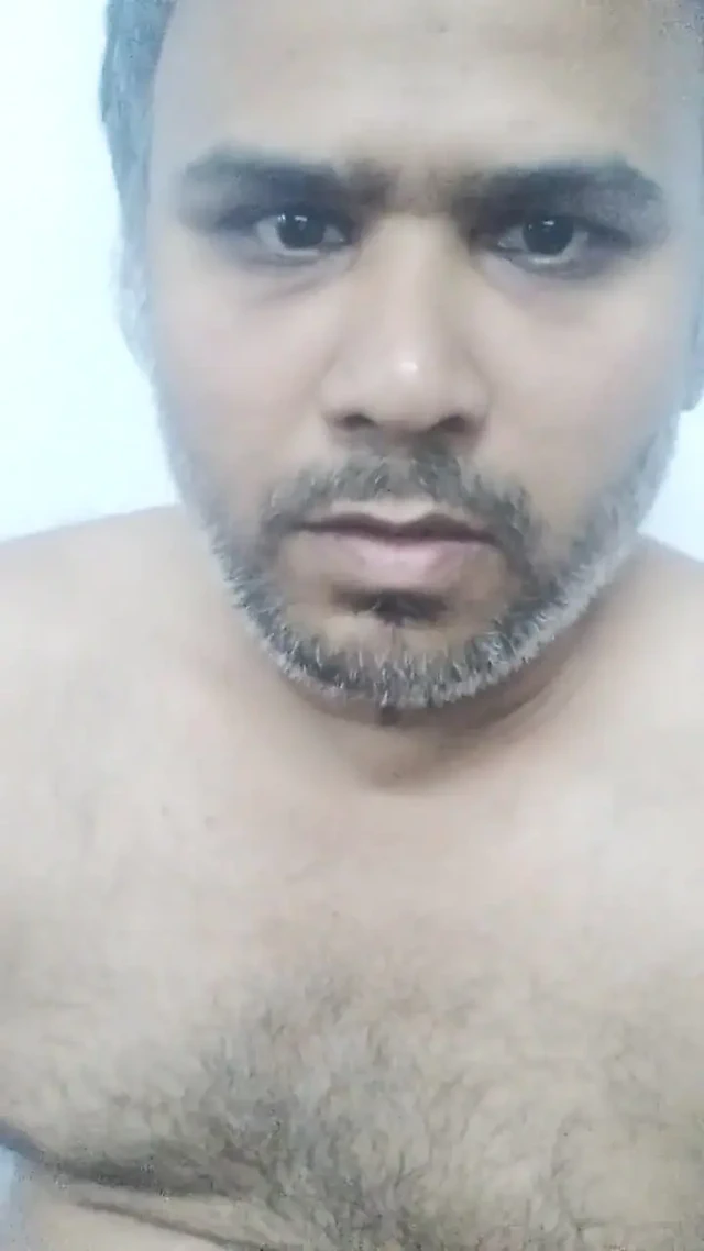 Kıllı deliğinin derinliklerine çıplak bedava sikiş