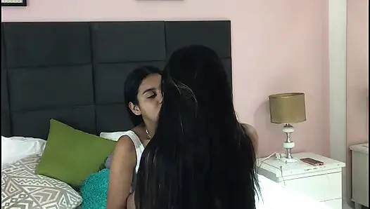 İki lezbiyen kız sikişiyor.