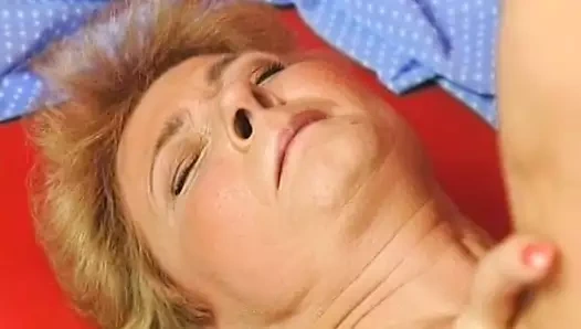 Olgun sarışın Alman kulüpte dölle püskürtülür