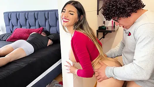 Kokulu üvey kız kardeş külotu iyi bitiyor! Onu erkek arkadaşını sikerken yakaladım ve sonra beni de sikti!