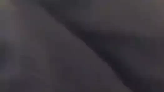 Kızıl saçlı zencefil şeritler içinde umumi banyo