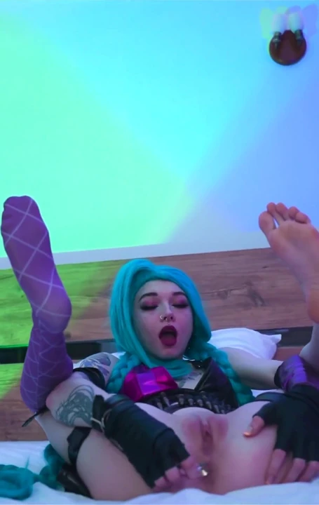 League of Legends'tan ateşli hatun jinx büyük dildo eğlencesi yapıyor