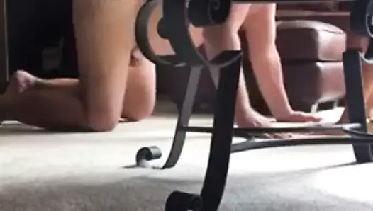 Halı üzerinde olgun çift