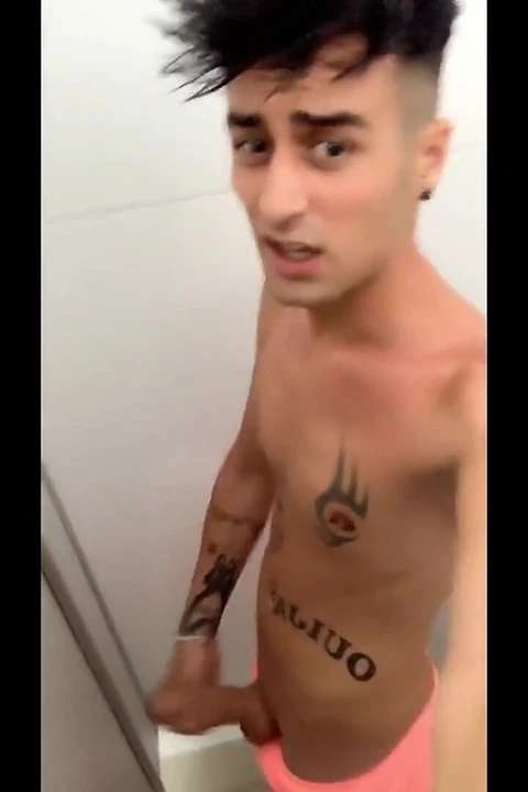 Twink pembe mayolarla yarağı gösteriyor sonra su parkında mastürbasyon yapıyor