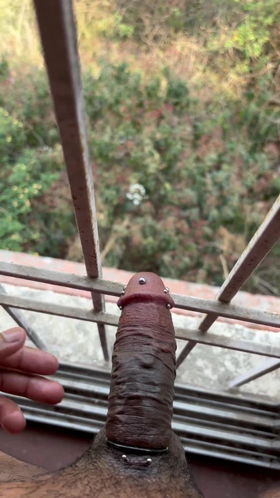 Hintli kadın kidki ile eğlenirken piercing yapıyor | Klip 1