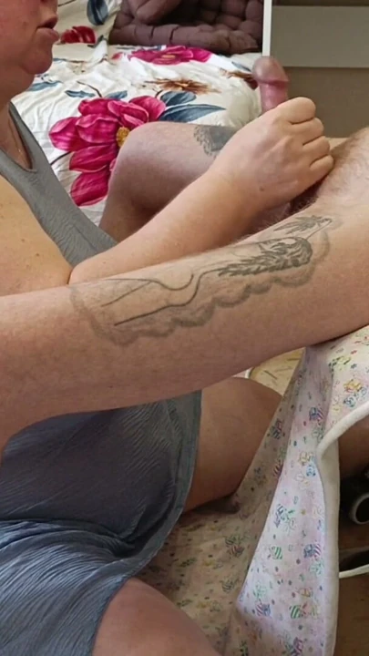 Karısı izlerken arkadaşı derin sakso çekip spermi yutuyor | Bölüm 1