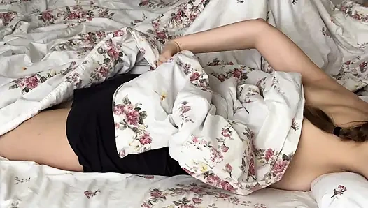 Mükemmel götlü seksi üvey kız kardeş üvey erkek kardeşini onu sikmeye davet ediyor