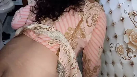 Üvey anne banyoda üvey oğlunun yarağını gördükten sonra havasına girdi