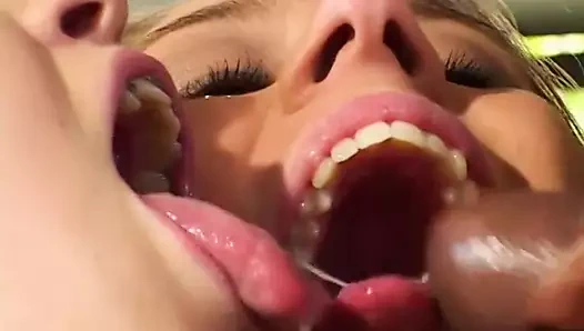 Siyah adam beyaz bir kız yiyor, başka bir kız onun horozunu emiyor