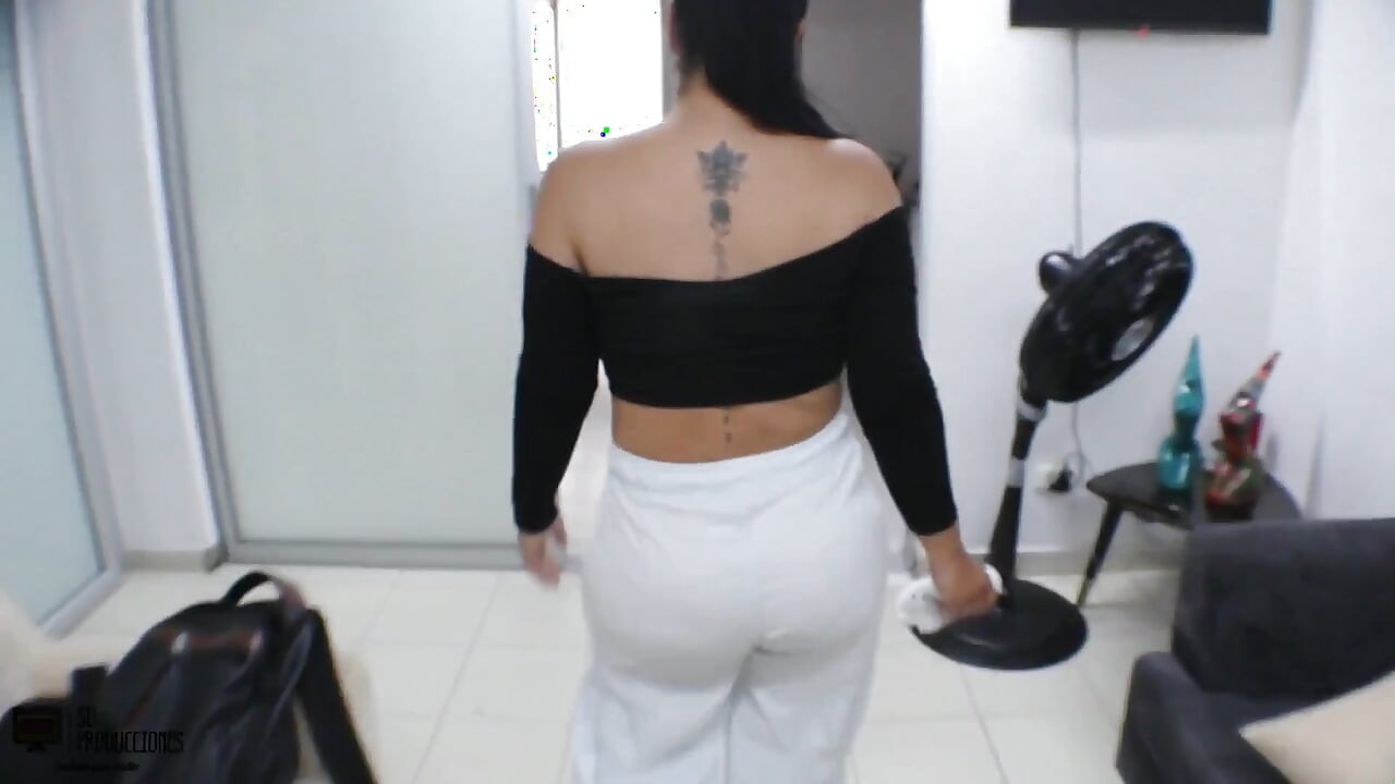 Üvey oğul üvey annesini sikmeden önce evin her yerine döl bırakıyor - İspanyolca porno