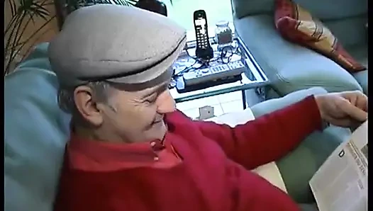 Papy röntgenci arkadaşıyla çoraplı genç kızıl saçlı hizmetçiyi sikiyor