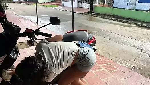 Hizmetçimle sikişiyorum ve aldatılan kocam farkında bile değil