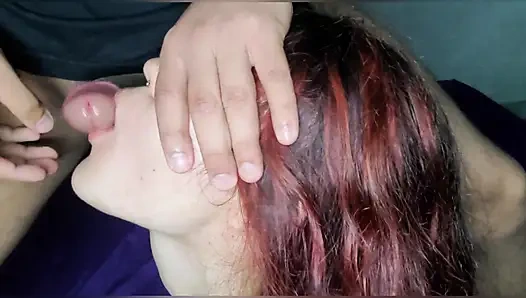 Minyon bebek şişman bir yarağa biniyor ve döl yutuyor