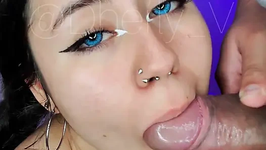 Sokakta Brezilyalı bir kızla tanıştım ve onu evime davet ederken yarağımı emdi.