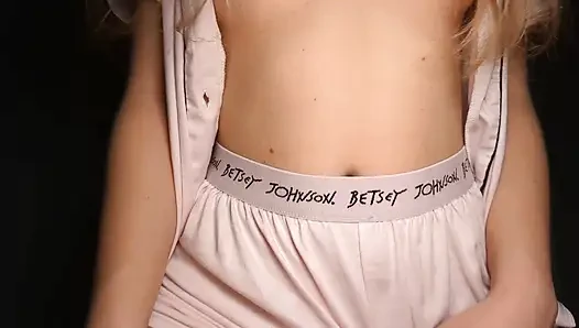 Sıska sarışın kendini sıkı amından sikiyor, yarak emiyor ve çok döl alıyor