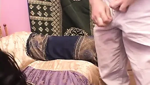 Ateşli ve kalın latin göğüslerine sert bir yarak boşaltıyor