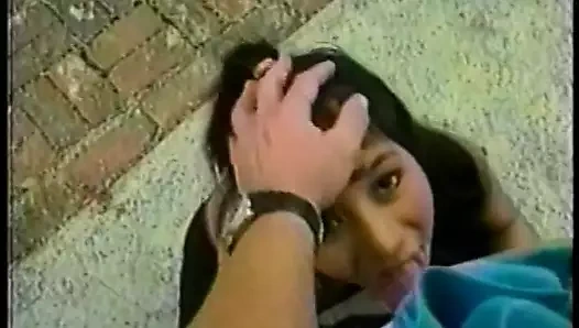 Randy yarak emiyor ve sıkı götünü siktiriyor