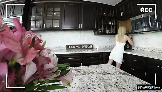 Azgın dadı izleyiciler için patronuna şov yapıyor