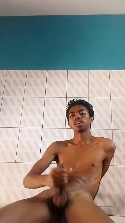 Ateşli bir banyoda mastürbasyon yapıyorum