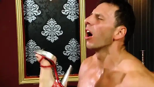 Ateşli bir esmer büyük sert yarağa biniyor